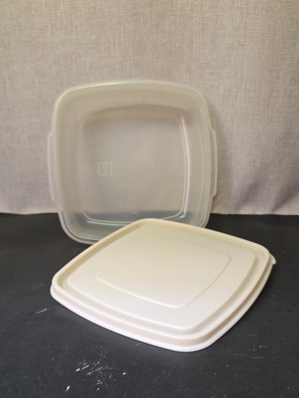 4 Rubbermaid Containers With Lids‎